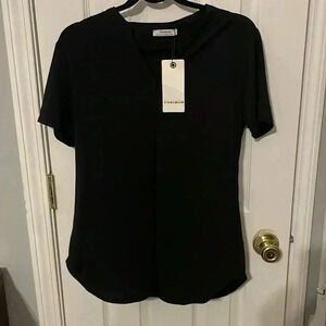 Youtalia short sleeve v neck shirt with single pleat in the front